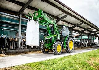 Traktory 4WD John Deere 5115M 