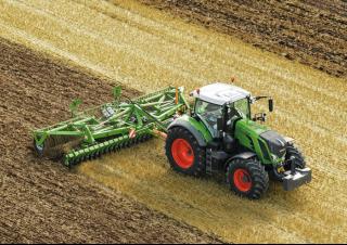 Traktory 4WD Fendt 826 Vario Profi+