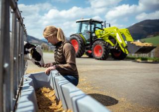 Traktory 4WD Claas Axos 2.105 