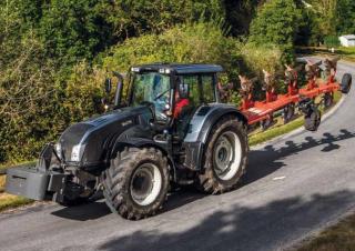 Traktory 4WD Valtra T 153