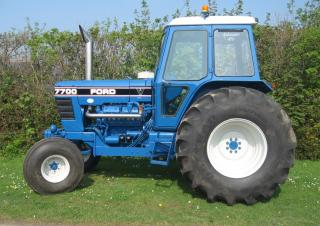 Traktory se zadním náhonem Ford-NH 7700
