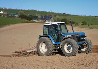 Traktory se zadním náhonem Ford-NH 8340