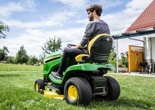Zahradní traktory a ridery John Deere X370