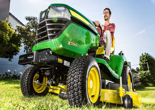 Zahradní traktory a ridery John Deere X590