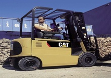 Čelní vysokozdvižné elektrické vozíky Caterpillar EP30K PAC