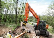 Kolová rypadla Hitachi ZX 140 W 3