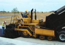 Kolové finišery Caterpillar AP800D