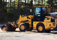 Kolové nakladače Caterpillar 904 B