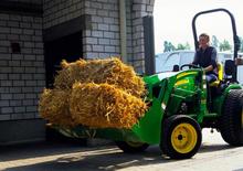 Komunální multifunkční naftová vozidla John Deere 2032 R