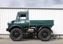 Komunální multifunkční naftová vozidla Unimog U 2400