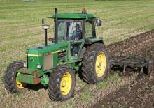 Komunální traktory John Deere 3140
