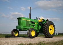 Komunální traktory John Deere 4020