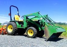 Komunální traktory John Deere 4100