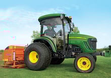 Komunální traktory John Deere 4520