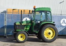 Komunální traktory John Deere 4600
