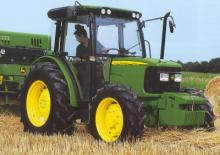 Komunální traktory John Deere 5215 V
