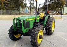 Komunální traktory John Deere 5420