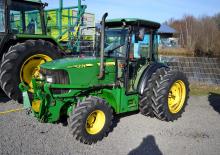 Komunální traktory John Deere 5615 V