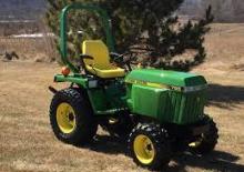 Komunální traktory John Deere 755