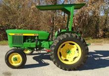 Komunální traktory John Deere 820