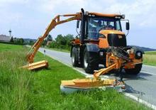 Komunální traktory JCB Fastrac 3220