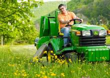 Komunální traktory John Deere X 740