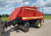 Lisy na hranolové balíky + Lisy na obří balíky New Holland D 1010 CC