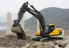 Pásová rypadla Volvo EC240CLR