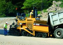 Pásové finišery Caterpillar AP1055D