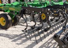 Radličkové podmítače John Deere 2230LL