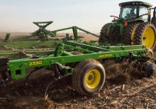 Radličkové podmítače John Deere 2330