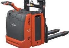 Regalové zakladače s plošinou pro řidiče Linde L12L-HP-AP