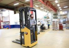 Regalové zakladače s plošinou pro řidiče Caterpillar NSR16N2S