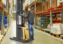 Regalové zakladače s plošinou pro řidiče Caterpillar NSV16P(I)