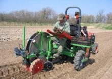 Sázecí stroje Basrijs Deep plant element with seat to other side