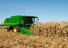 Sklízecí mlátičky John Deere S550 