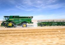 Sklízecí mlátičky John Deere X9 1100  