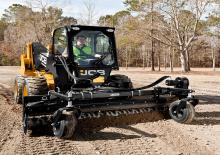 Smykem řízené nakladače JCB 225