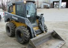 Smykem řízené nakladače John Deere Construction 332D