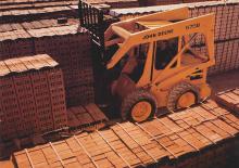 Smykem řízené nakladače John Deere Construction 575