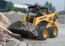 Smykem řízené nakladače Komatsu SK1020-5 turbo