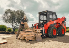 Smykem řízené nakladače Kioti SL750 Cab
