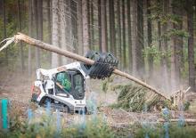 Smykem řízené nakladače Bobcat T590