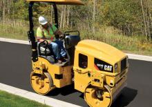 Tandemové vibrační válce Caterpillar CB24B