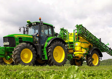 Tažené postřikovače John Deere 832