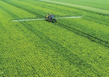 Tažené postřikovače John Deere M 944 i