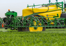 Tažené postřikovače John Deere M944i