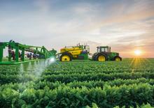 Tažené postřikovače John Deere M952