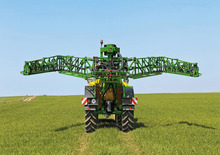 Tažené postřikovače John Deere R 944 i