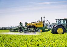 Tažené postřikovače John Deere R732i 